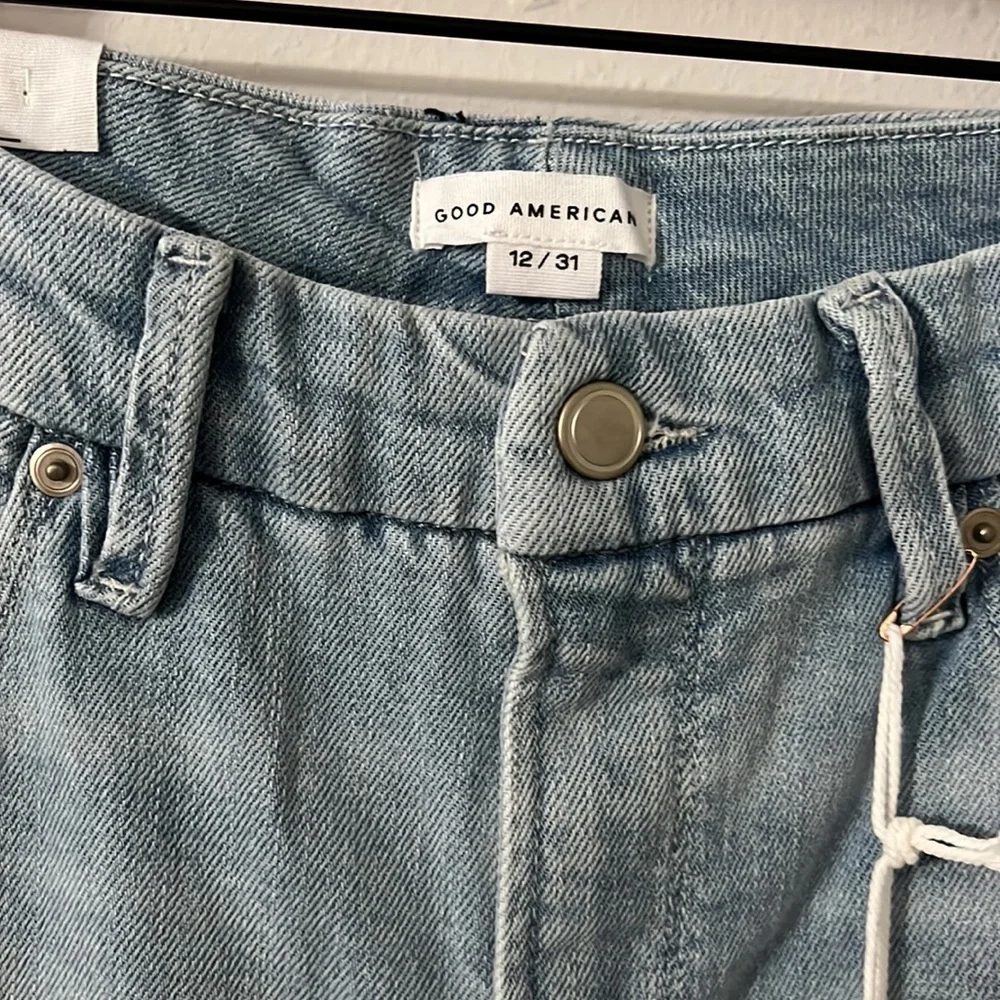 •GOOD AMERICAN • GOOD LEGS CROP RAW HEM Jeans - Picture 14 of 15